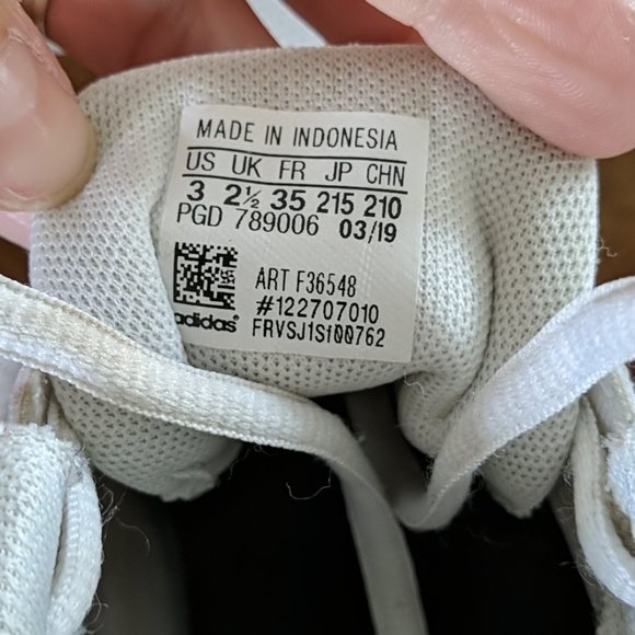 White Adidas tennis shoes - Picture 6 of 6